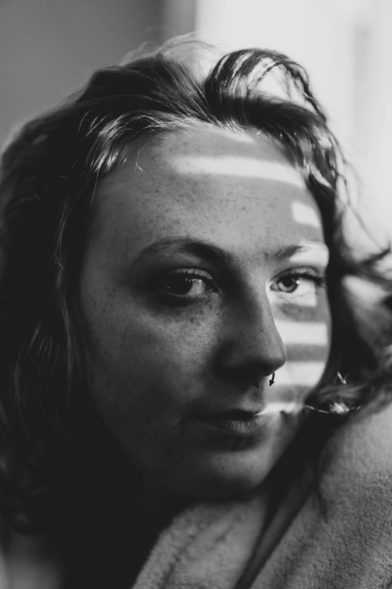 Monochrome close portrait of a woman in side light